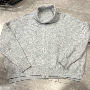 Topshop Size 6 Cozy Gray Turtleneck Cropped Sweater with Zipper Embellishment